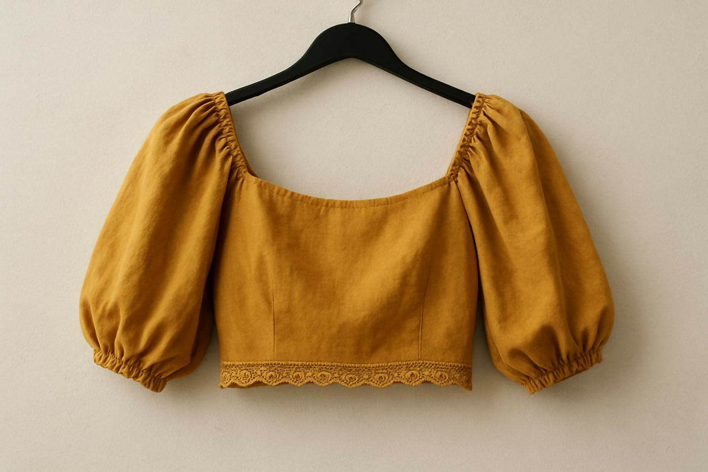 blusa anne fernandes na cor amarelo com renda