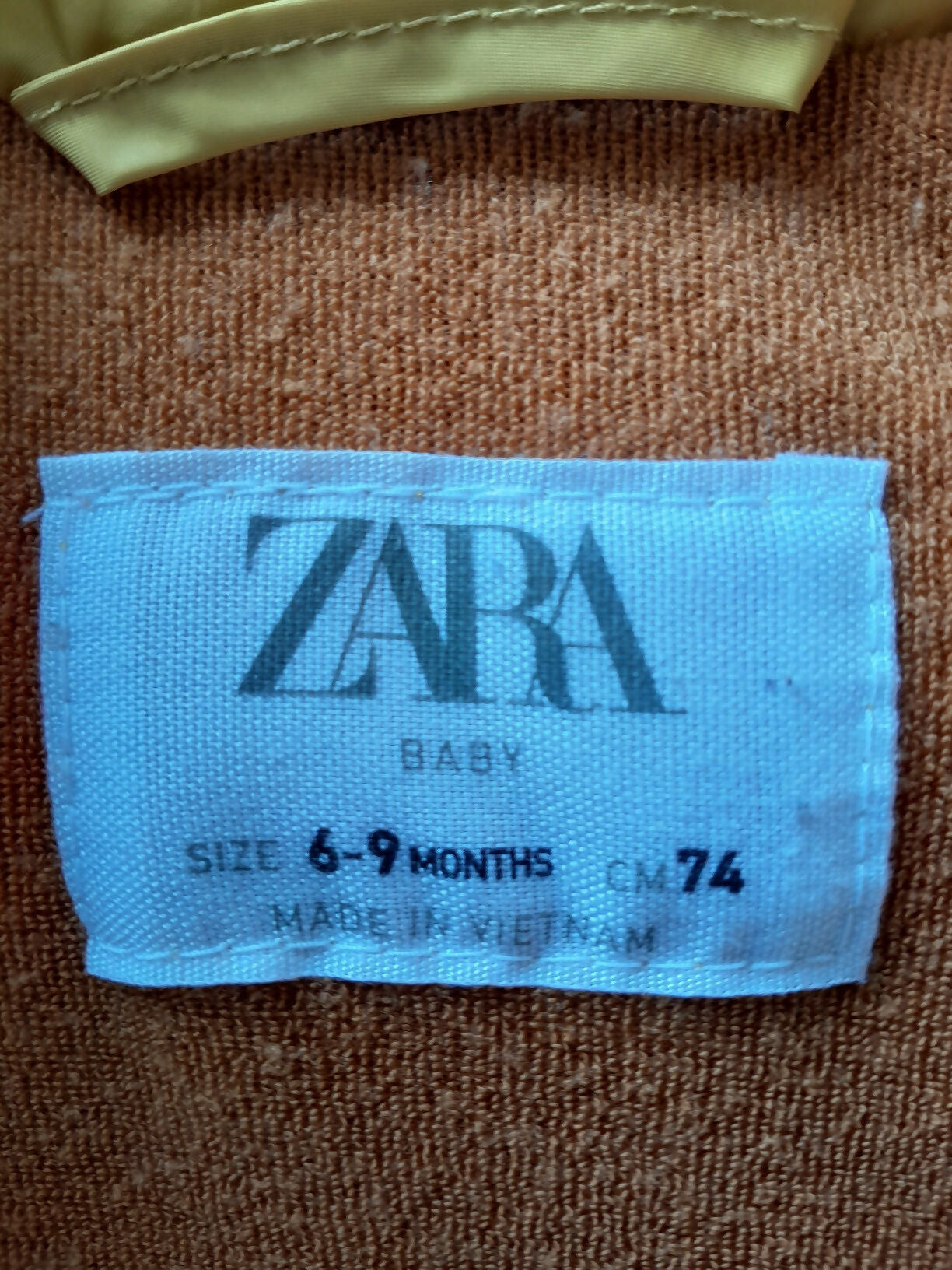 Colete Puffer Zara Baby Mostarda com Capuz 6-9 Meses