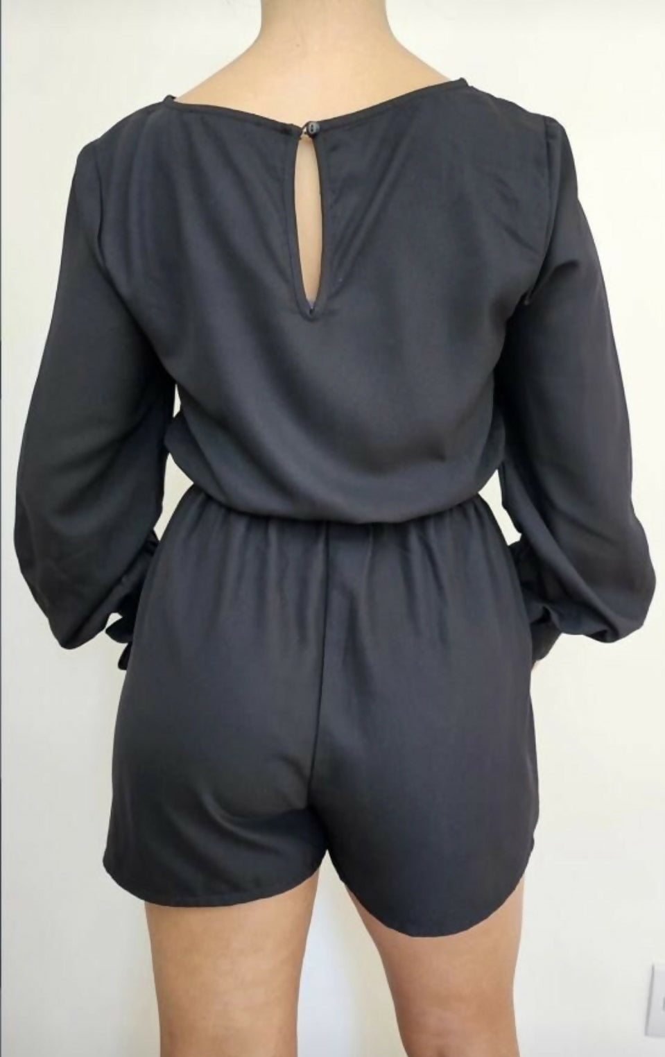Macacão curto preto sem marca