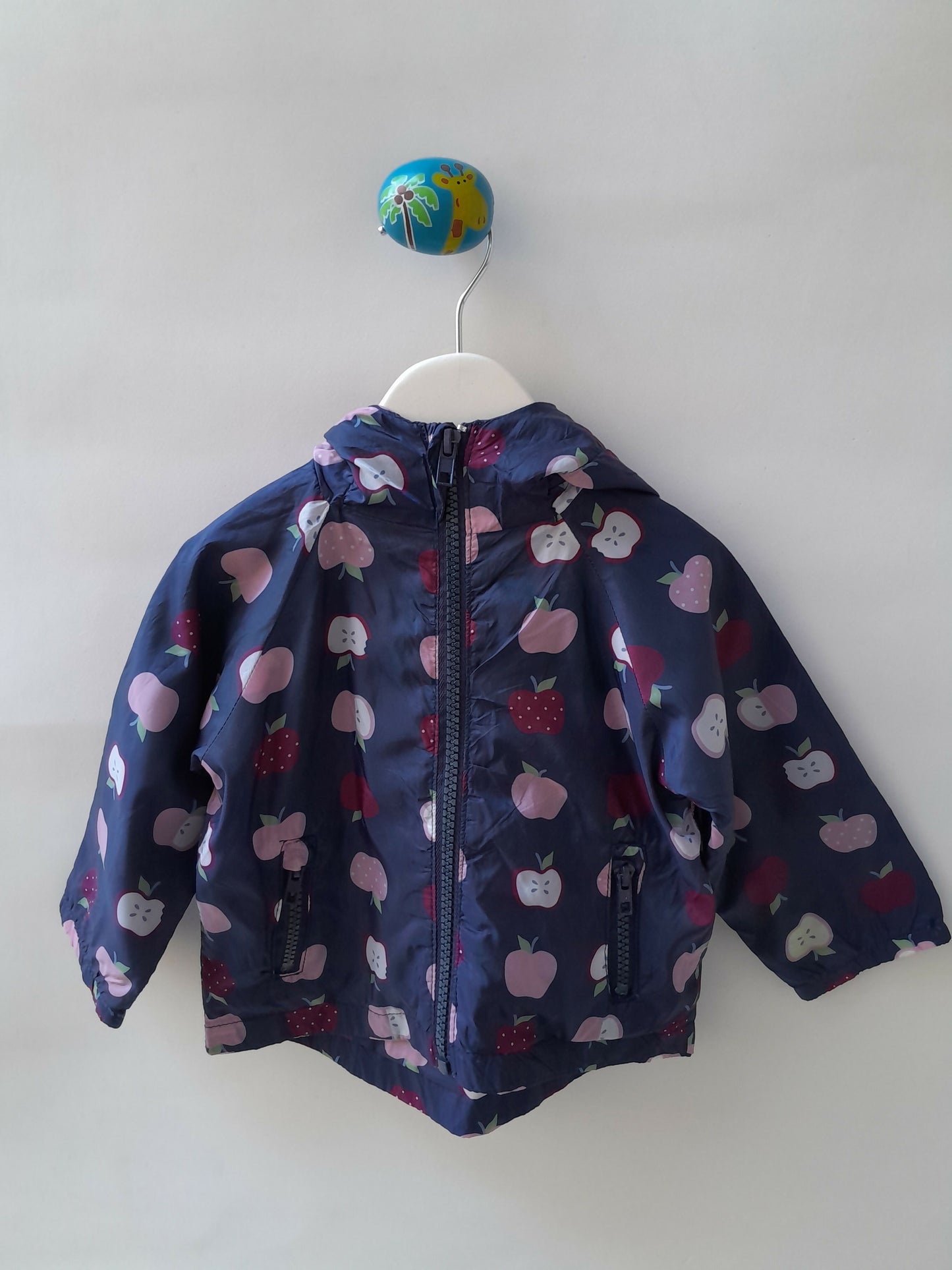 Jaqueta Infantil Tip Top Forrada com Capuz Estampa Maçãs e Morangos - Tam. M