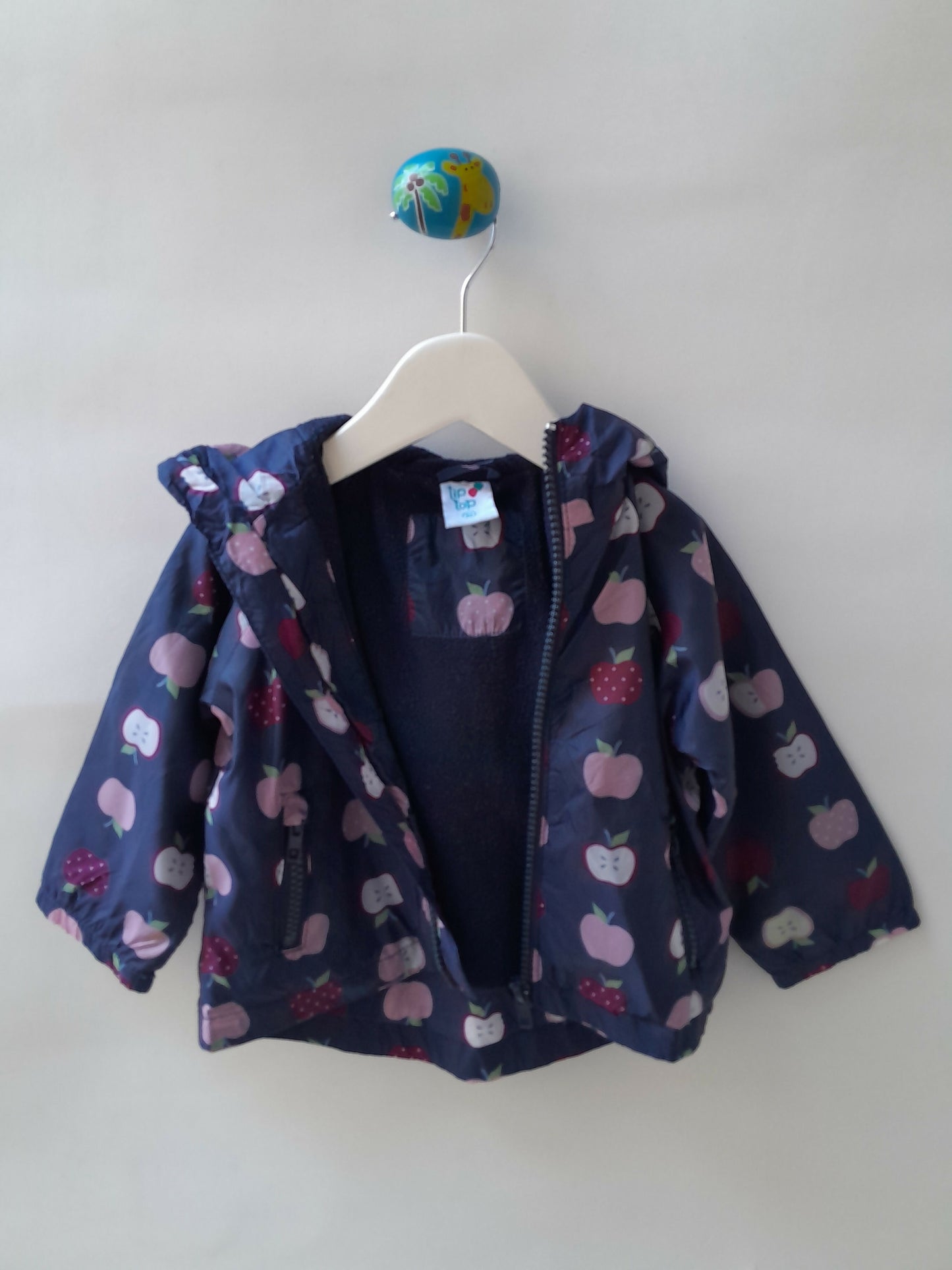 Jaqueta Infantil Tip Top Forrada com Capuz Estampa Maçãs e Morangos - Tam. M