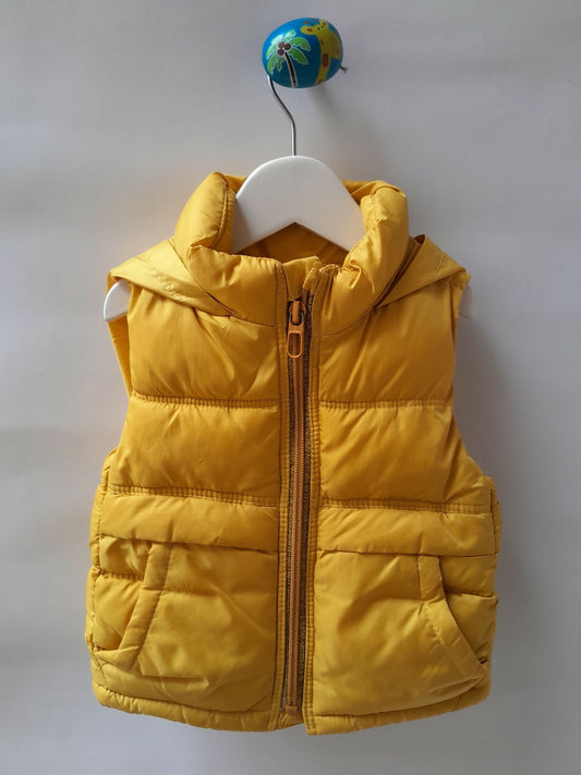 Colete Puffer Zara Baby Mostarda com Capuz 6-9 Meses