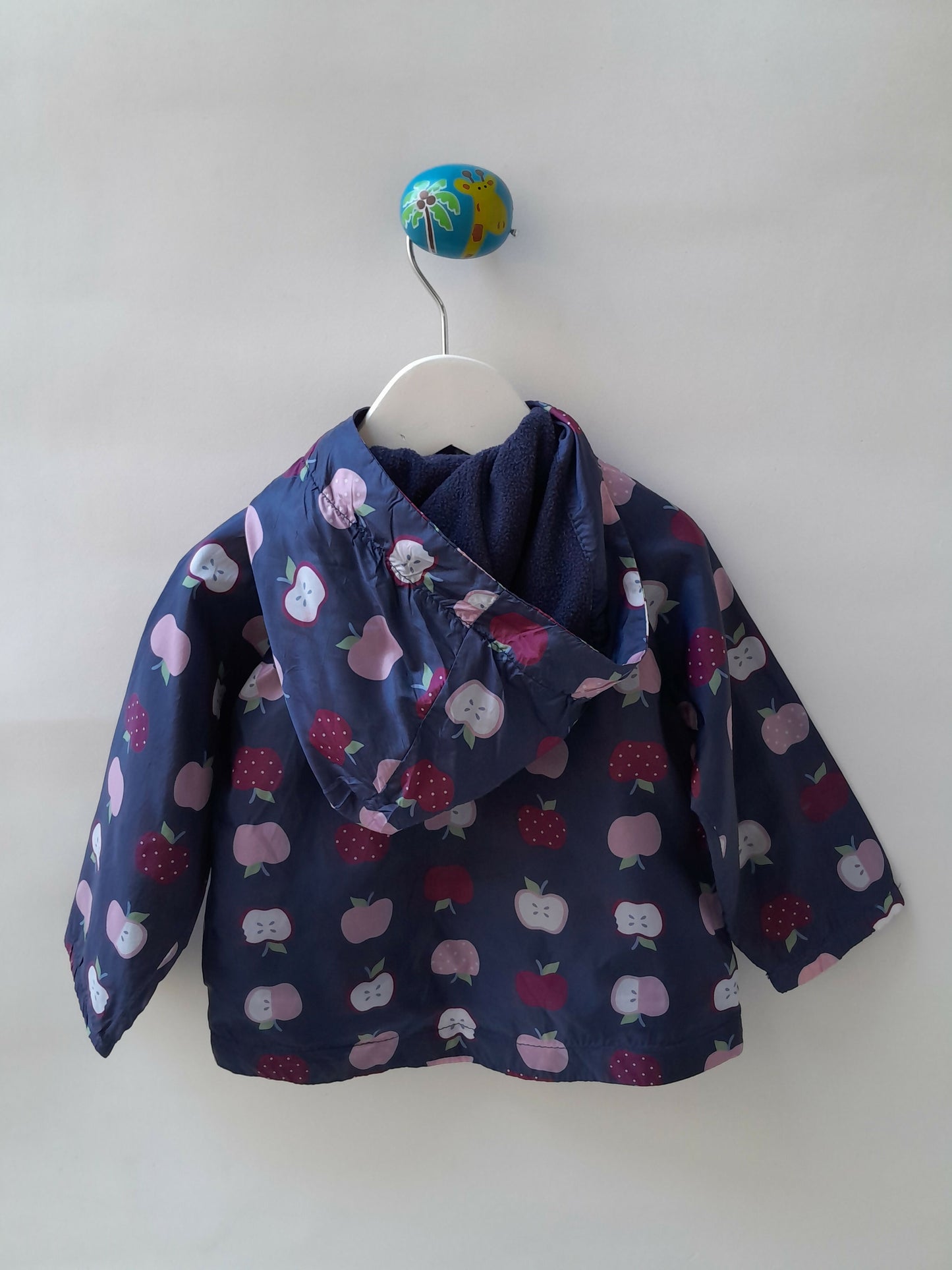 Jaqueta Infantil Tip Top Forrada com Capuz Estampa Maçãs e Morangos - Tam. M