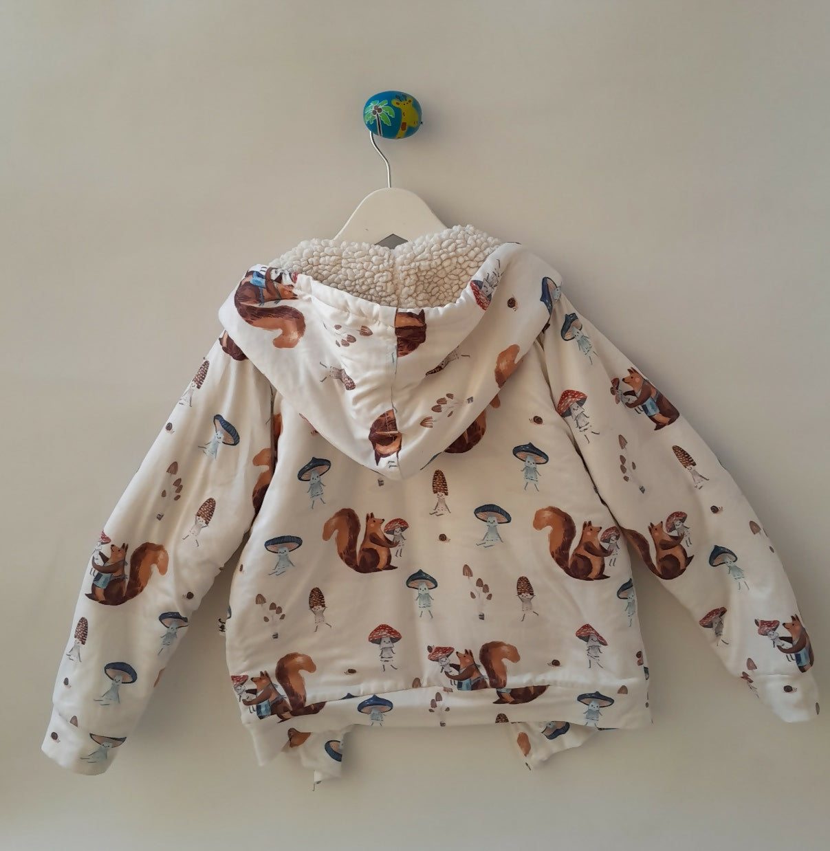 Jaqueta Infantil Peluciada The Mini Forest Estampa Esquilos com Capuz – 5/6 Anos