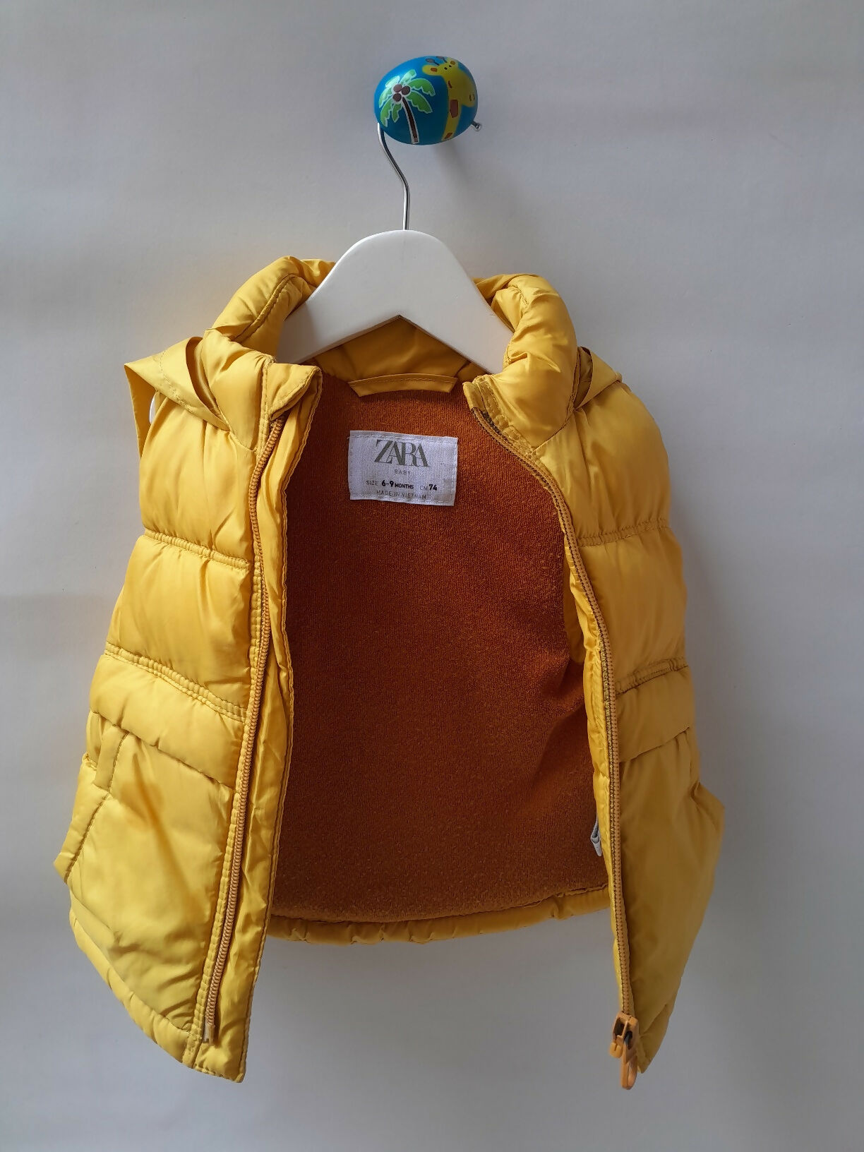 Colete Puffer Zara Baby Mostarda com Capuz 6-9 Meses