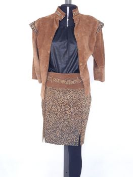 Conjunto saia e jaqueta animal print couro 