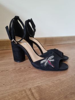 Peep-toe bordada Arezzo