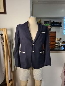 Blazer classico azul marinho com detalhes brancos